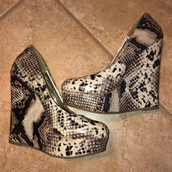 Steve Madden 7 P-Mardi Python print wedges - Picture 8 of 8
